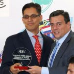 “Niña” Gómez recibe el cetro mundial WBC.
