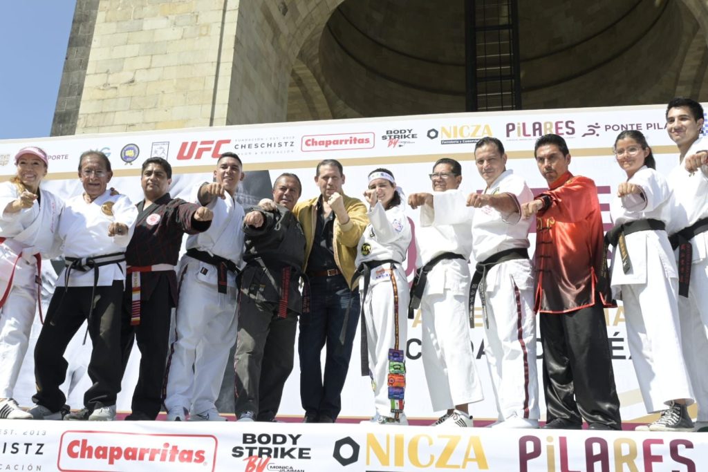 Súper clase de artes marciales en el Monumento a la Revolución

Con la participación de más de 800 personas se realizó la primera edición de la Súper Clase de Artes Marciales en el Monumento a la Revolución. 

Para Mónica Sulaimán, Segundo Dan, haber formado parte en este evento “es muy importante para mí estar aquí y sobre todo fomentar la práctica de esta hermosa disciplina que es el karate, junto a otras Artes Marciales y decirle a los niños y jóvenes que deben hacer algún deporte, porque les ayudará en todos los ámbitos de su vida”. 

Los asistentes realizaron diferentes ejercicios de las artes marciales, como el karate, tae kwon do, lima lama,kickboxing, yuyitzu y Taichi. 

La joven deportista sigue con el objetivo de representar a México, “yo sigo y seguiré trabajando porque mi sueño es representar a mi país en Juegos Olímpicos ya sea en equitación o en artes marciales, por eso sigo entrenando y preparándome, le agradezco a mi sensei Sergio Robles y a mi papá por su apoyo y por creer en mi”, finalizó Mónica.