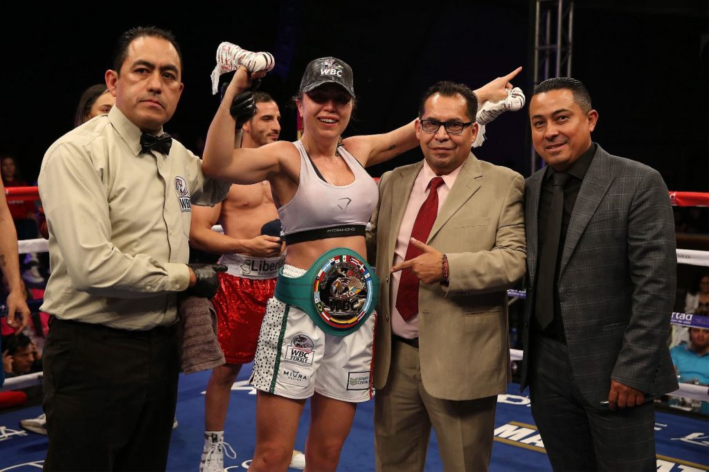La boxeadora mexiquense Jacqueline ‘Jaky’ Calvo conquistó el campeonato Continental de la Asociación Mundial de Boxeo (WBA, por sus siglas en inglés) en la división de peso mosca, al imponerse por nocaut técnico al 1:34 minutos del sexto episodio a la duranguense Nora Cardoza, en el que fue el combate estelar de la cartelera de este jueves en el centro de espectáculos Sala Urbana (antes Foro 360), Naucalpan, Estado de México.