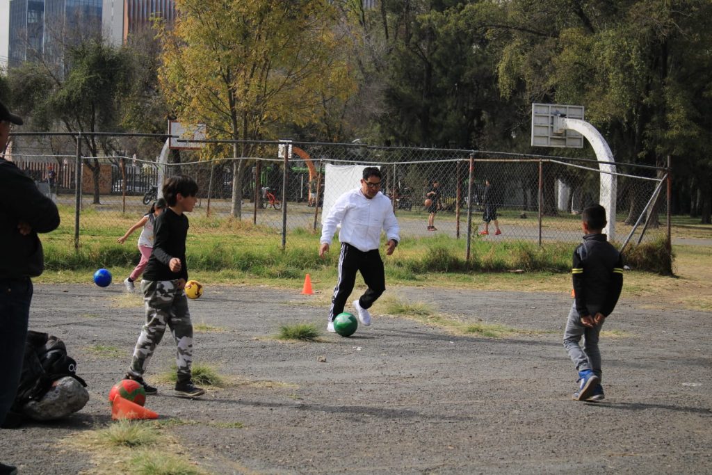 Ciudad de México.- Para reafirmar que el deporte es para todos, y que es la mejor alternativa de salud y grata convivencia, así como la base de una auténtica reinserción social, el Instituto del Deporte de la capital mexicana y el Instituto de Reinserción Social emprenden una interesante labor de promoción de diferentes actividades deportivas con el objetivo específico de que las personas liberadas del Sistema de Justicia Penal de la ciudad de México, reciban atención integral y se incorporen a los programas, servicios y acciones de ambas instituciones.